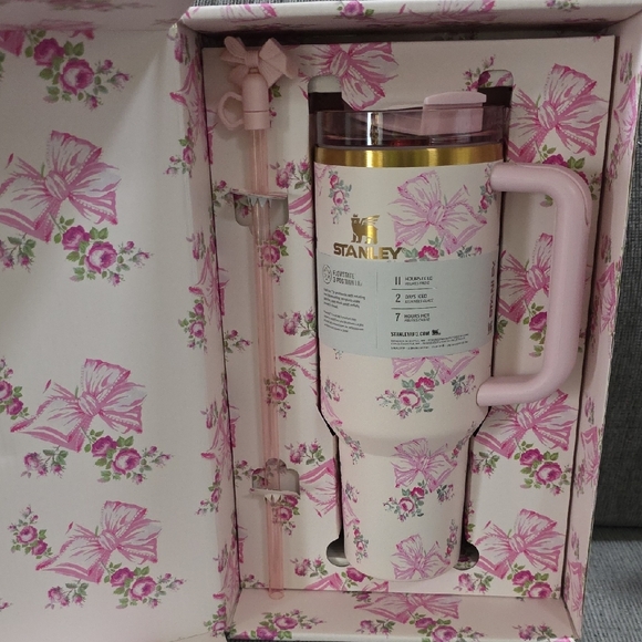 Stanley LoveShackFancy Pink Floral Quencher H2.0 Tumbler, 40oz., New - Picture 11 of 13